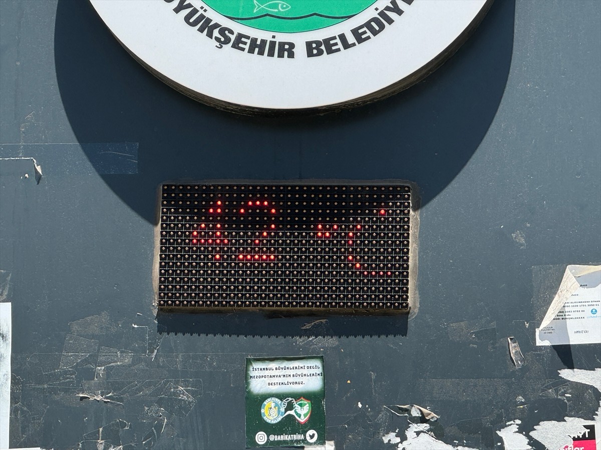 Şanlıurfa'da sıcak hava etkili oldu. Kentte vatandaşlar, parklarda ve Balıklıgöl Yerleşkesi'ndeki...