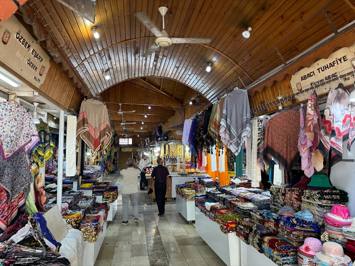 Şanlıurfa'da sıcak hava etkili oldu. Kentte vatandaşlar, parklarda ve Balıklıgöl Yerleşkesi'ndeki...