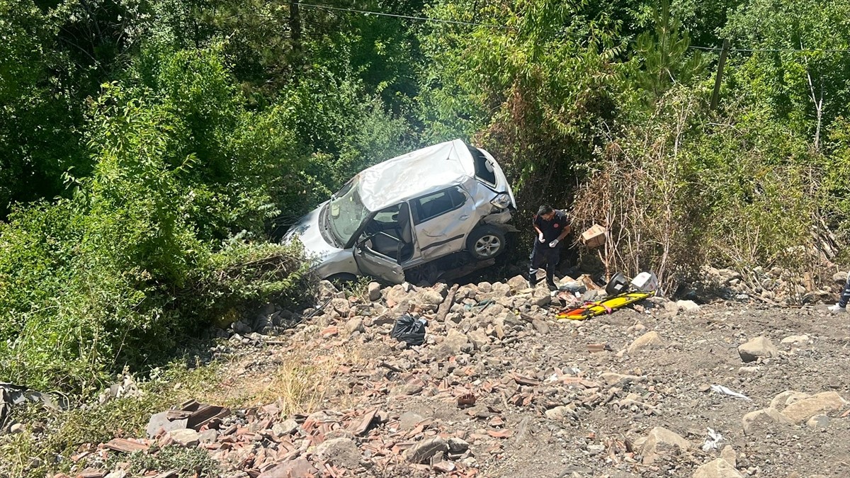 Sinop'un Boyabat ilçesinde iki otomobilin çarpıştığı kazada 4 kişi yaralandı.