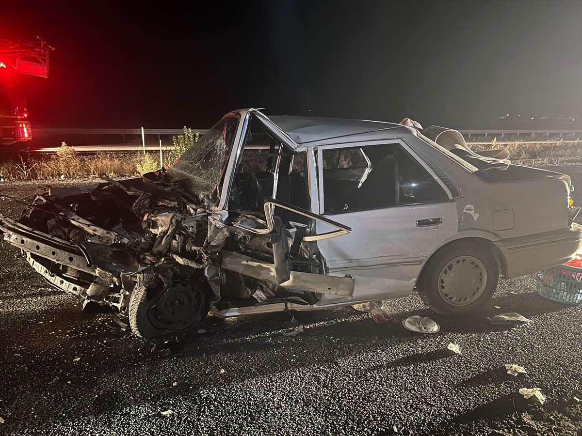 Sivas'ın Ulaş ilçesinde, iki otomobilin çarpışması sonucu yaralanan 6 kişi hastaneye...