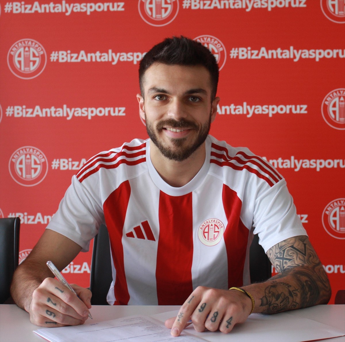 Süper Lig ekiplerinden Antalyaspor, kaleci Abdullah Yiğiter'i üç yıllığına renklerine bağladı....