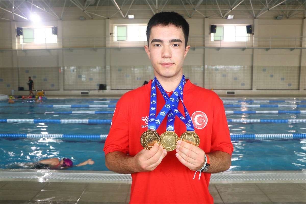 Tekirdağ'da yaşayan dünya şampiyonu milli sporcu Nida Bulut, yüzmeden sıkılıp 2 yıl önce başladığı...