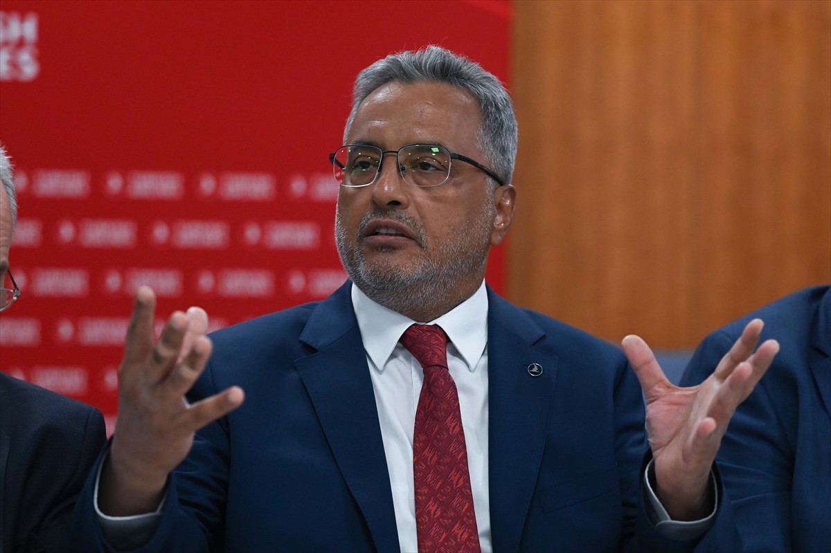 THY Yönetim Kurulu ve İcra Komitesi Başkanı Ahmet Bolat (sol 4), İngiltere'de düzenlenen...