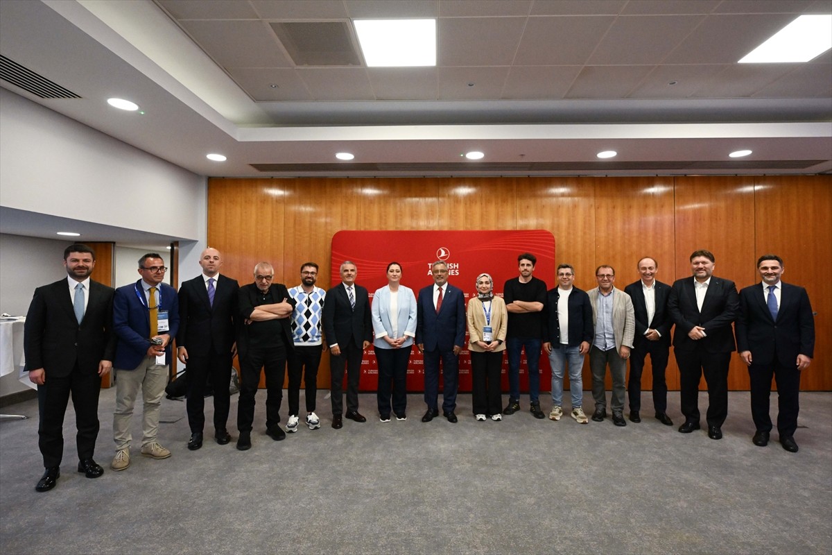 THY Yönetim Kurulu ve İcra Komitesi Başkanı Ahmet Bolat (sol 4), İngiltere'de düzenlenen...