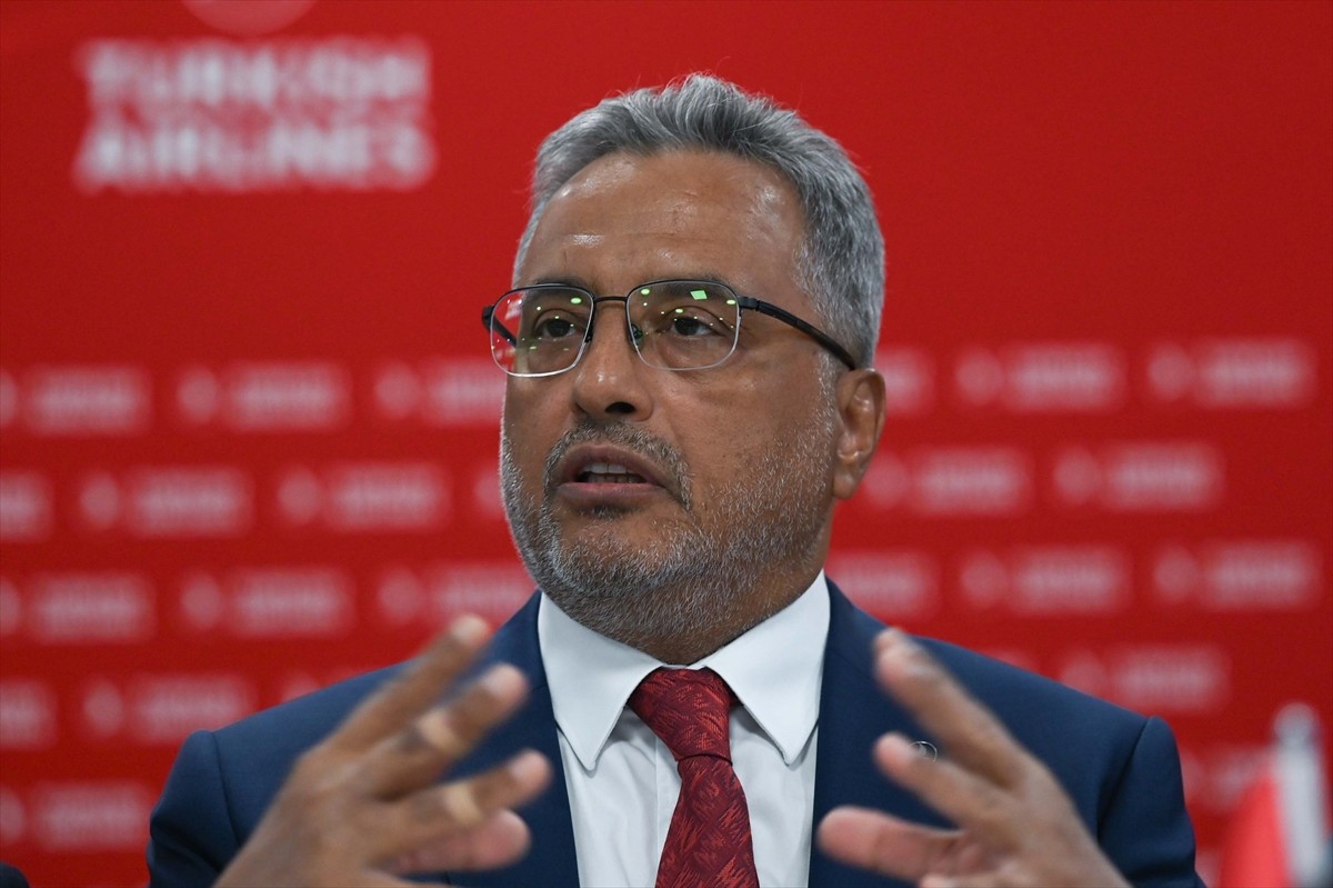 THY Yönetim Kurulu ve İcra Komitesi Başkanı Ahmet Bolat (sol 4), İngiltere'de düzenlenen...