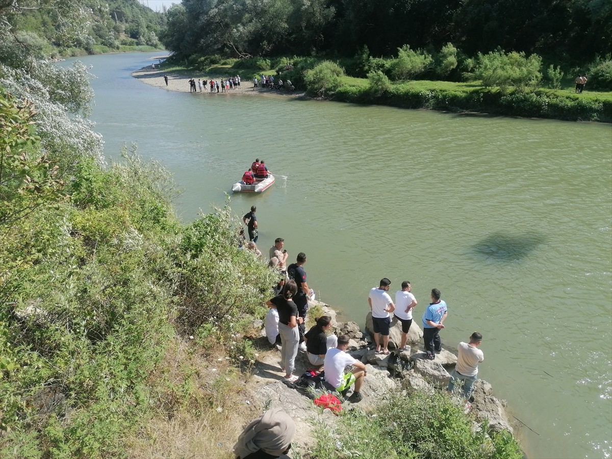 Tokat'ın Erbaa ilçesinde serinlemek için Yeşilırmak nehrine giren genç boğuldu. Tokat'tan gelen...
