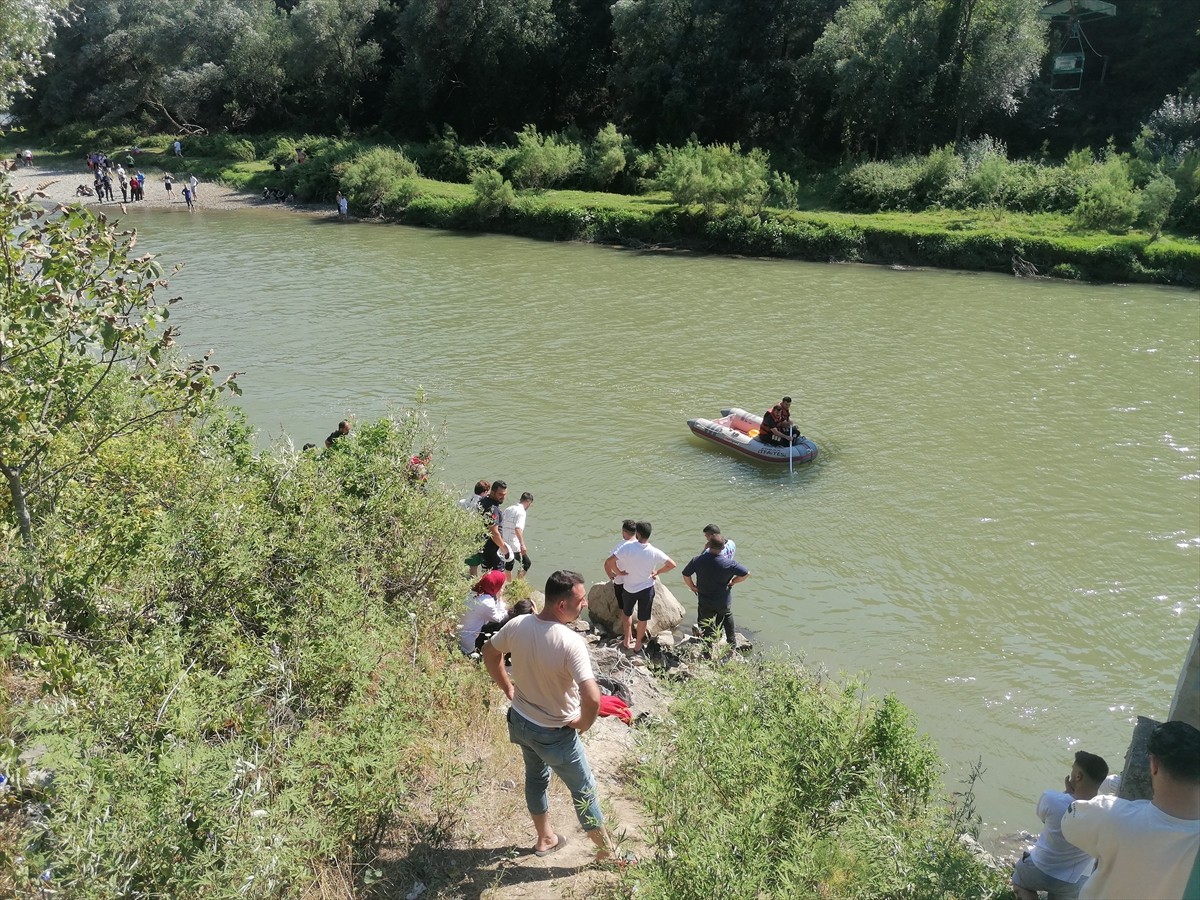 Tokat'ın Erbaa ilçesinde serinlemek için Yeşilırmak nehrine giren genç boğuldu. Tokat'tan gelen...