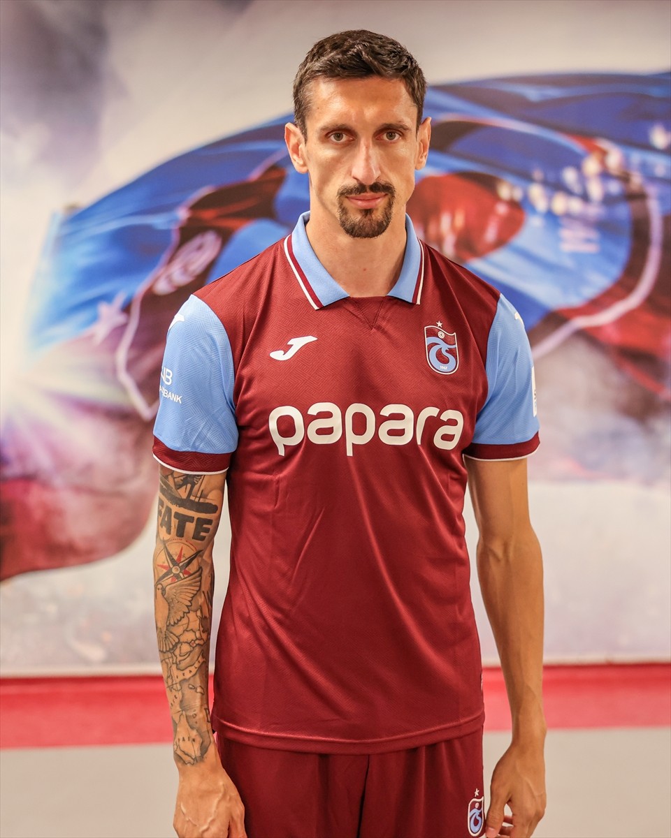 Trabzonspor Kulübü, 3 yıllık anlaşma sağladığı yeni transferi Karadağlı Stefan Savic ile sözleşme...