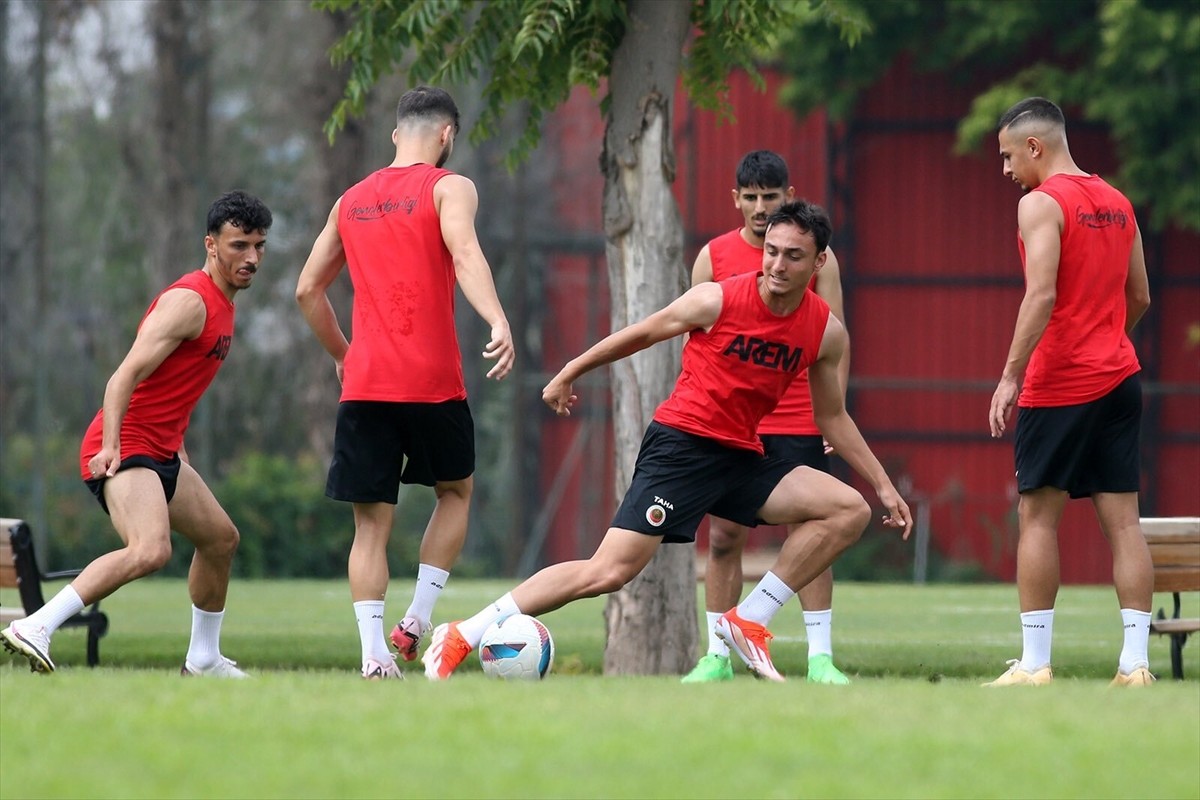 Trendyol 1. Lig ekiplerinden Gençlerbirliği, 2024-2025 sezonu hazırlıklarına Beştepe İlhan Cavcav...