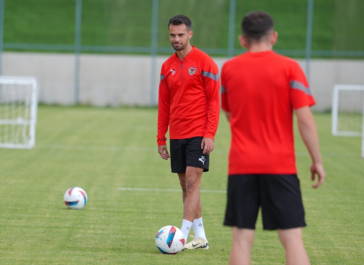 Trendyol Süper Lig ekiplerinden Atakaş Hatayspor'un 27 yaşındaki futbolcusu Kerim Alıcı, yeni...