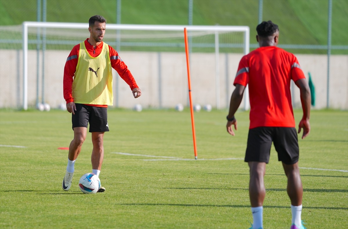 Trendyol Süper Lig ekiplerinden Atakaş Hatayspor'un 27 yaşındaki futbolcusu Kerim Alıcı, yeni...