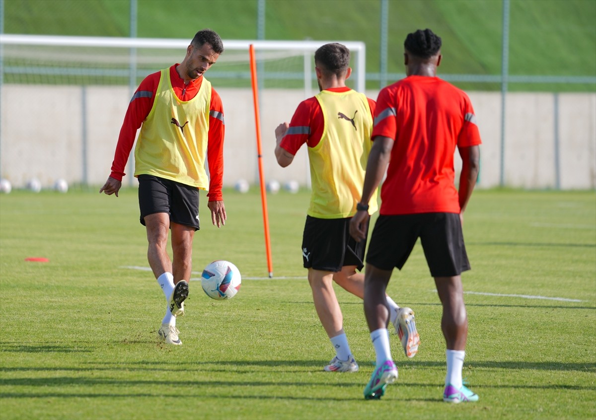 Trendyol Süper Lig ekiplerinden Atakaş Hatayspor'un 27 yaşındaki futbolcusu Kerim Alıcı, yeni...