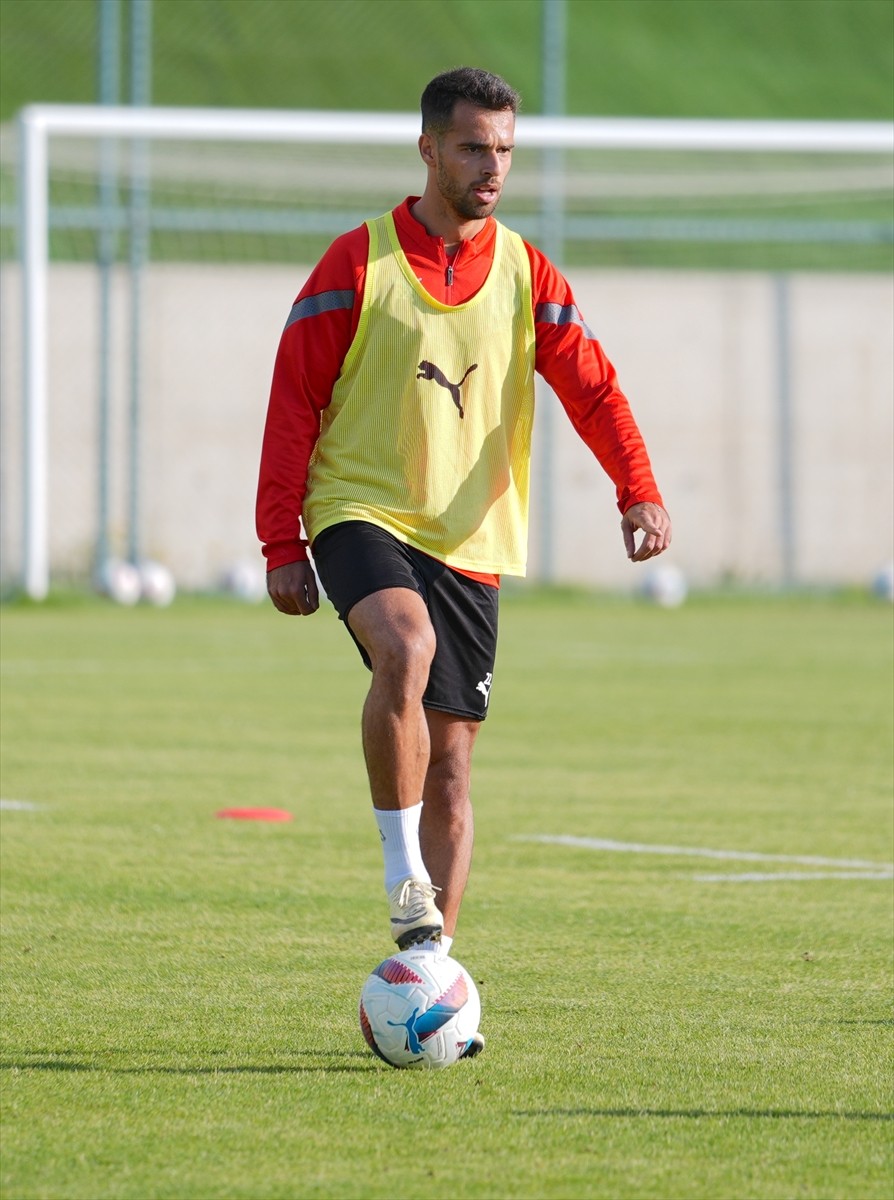 Trendyol Süper Lig ekiplerinden Atakaş Hatayspor'un 27 yaşındaki futbolcusu Kerim Alıcı, yeni...