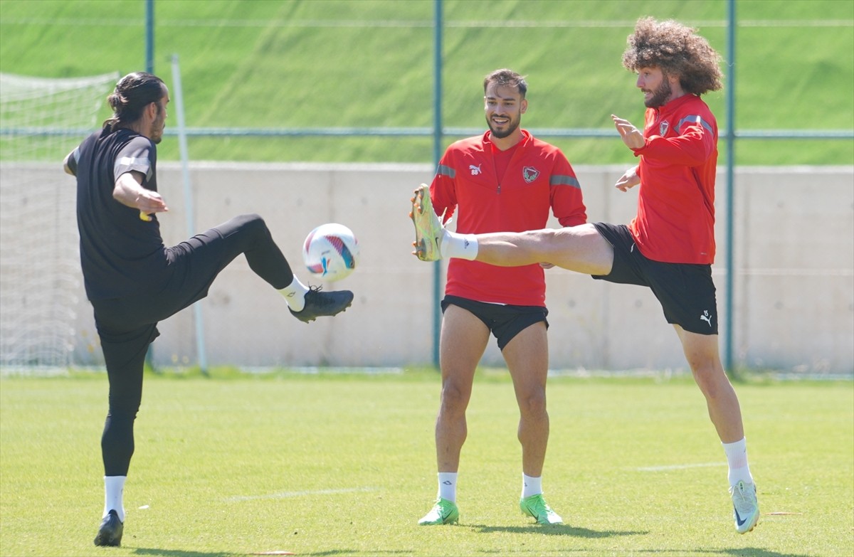 Trendyol Süper Lig ekiplerinden Atakaş Hatayspor'un savunma oyuncusu Recep Burak Yılmaz (sağda)...