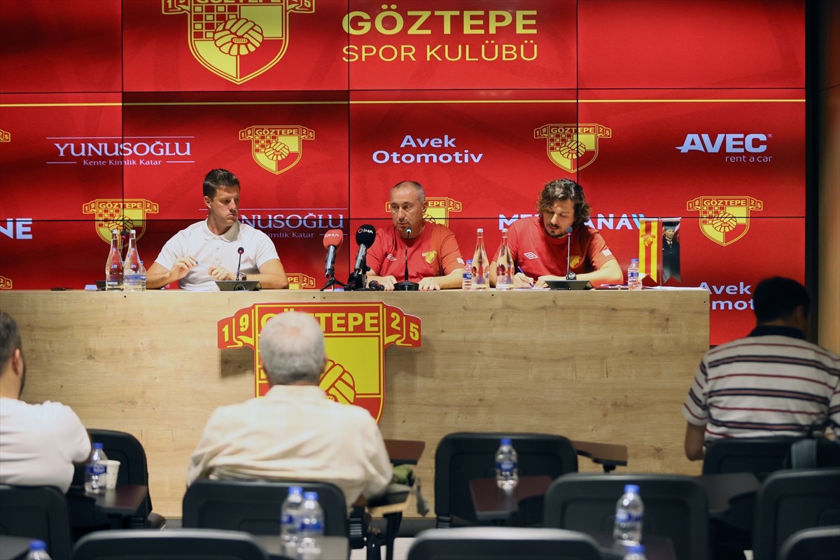 Trendyol Süper Lig ekiplerinden Göztepe'nin sportif direktörü Ivan Mance (fotoğrafta) ile teknik...