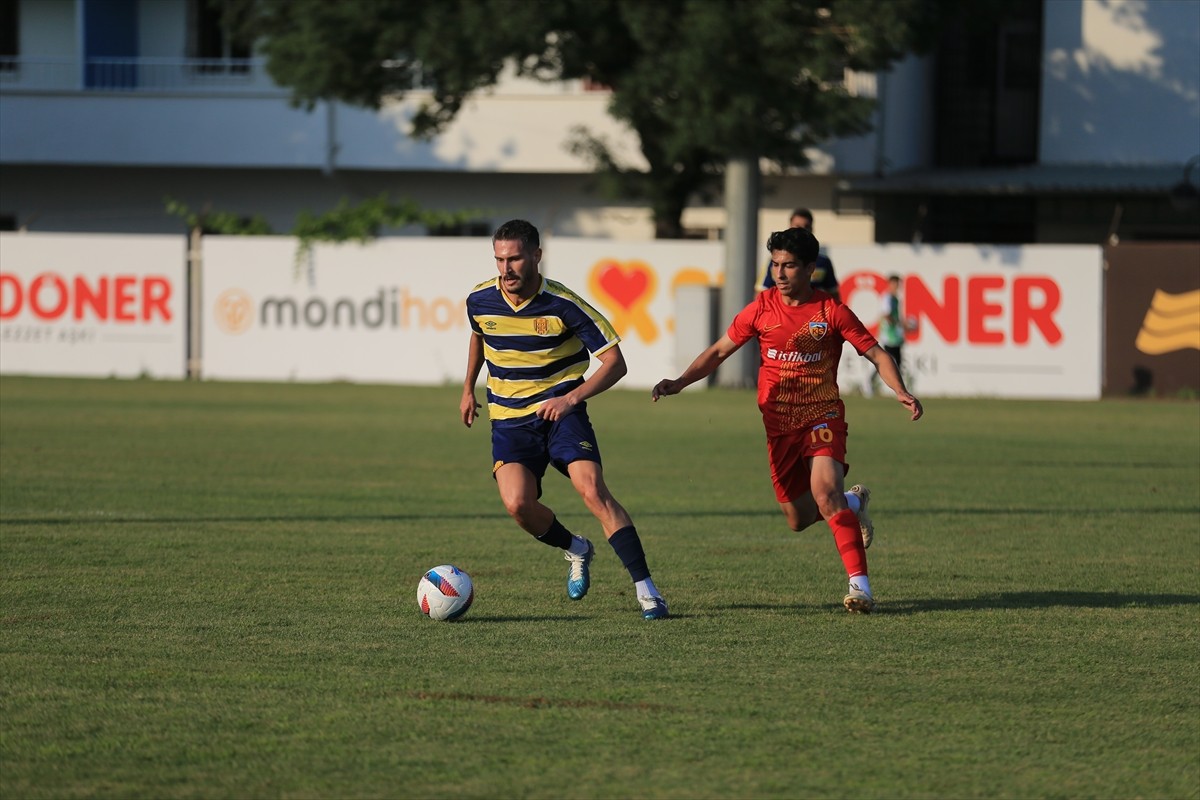 Trendyol Süper Lig ekiplerinden Mondihome Kayserispor, hazırlık maçında Trendyol 1. Lig...