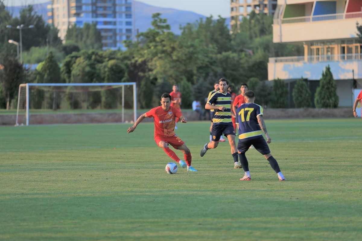 Trendyol Süper Lig ekiplerinden Mondihome Kayserispor, hazırlık maçında Trendyol 1. Lig...