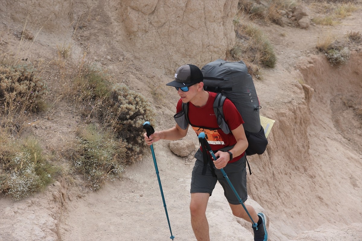 Türkiye'de ilk kez düzenlenen, koşu ve yamaç paraşütü disiplinlerini içeren "Hike and Fly...