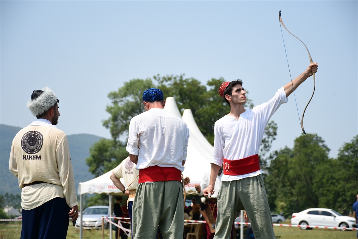 Türkiye Geleneksel Türk Okçuluk Federasyonu tarafından Düzce'de düzenlenen "Konuralp Hava Koşusu"...