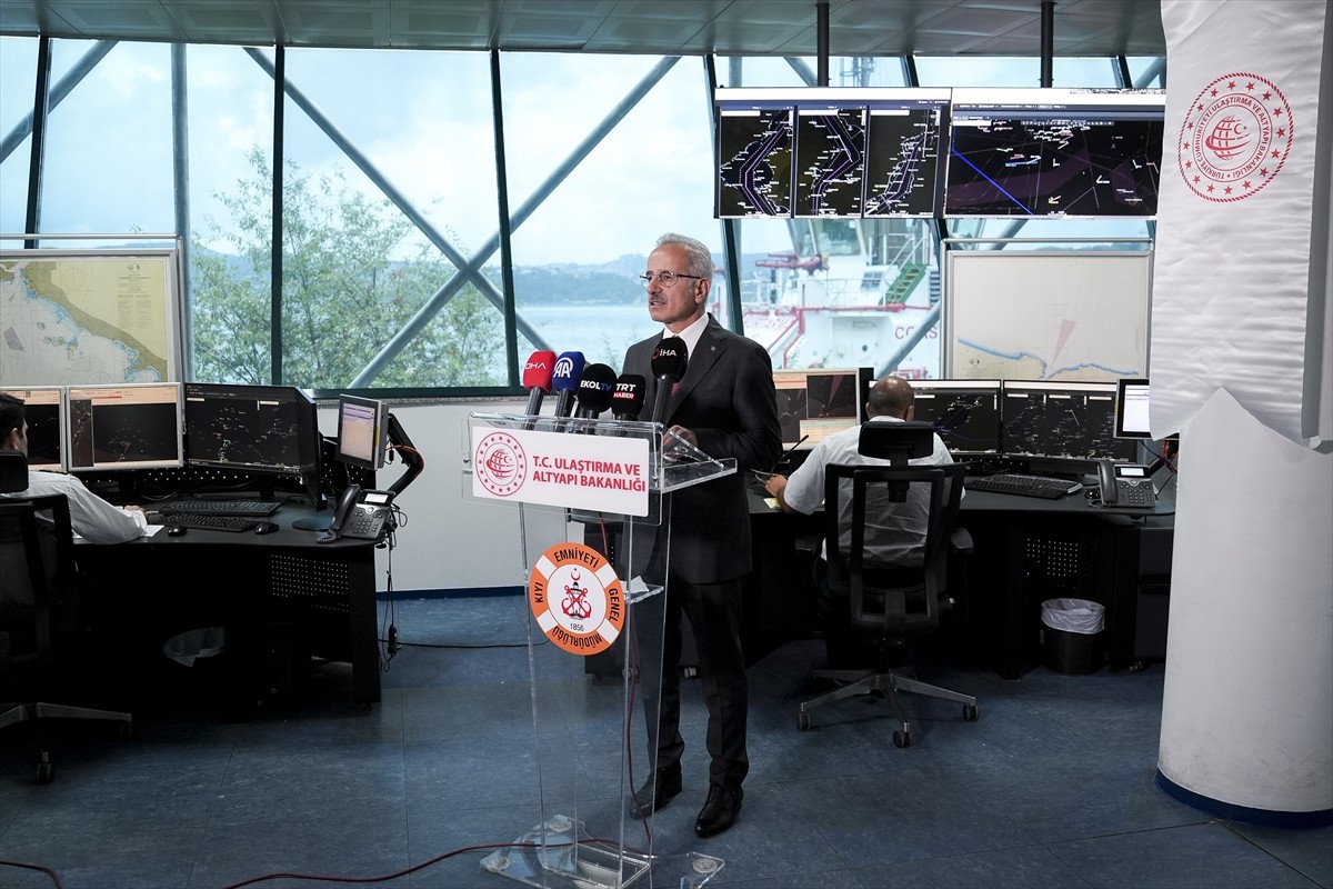 Ulaştırma ve Altyapı Bakanı Abdulkadir Uraloğlu (sağ 2), İstanbul Boğazı'nın güvenliğini sağlayan...