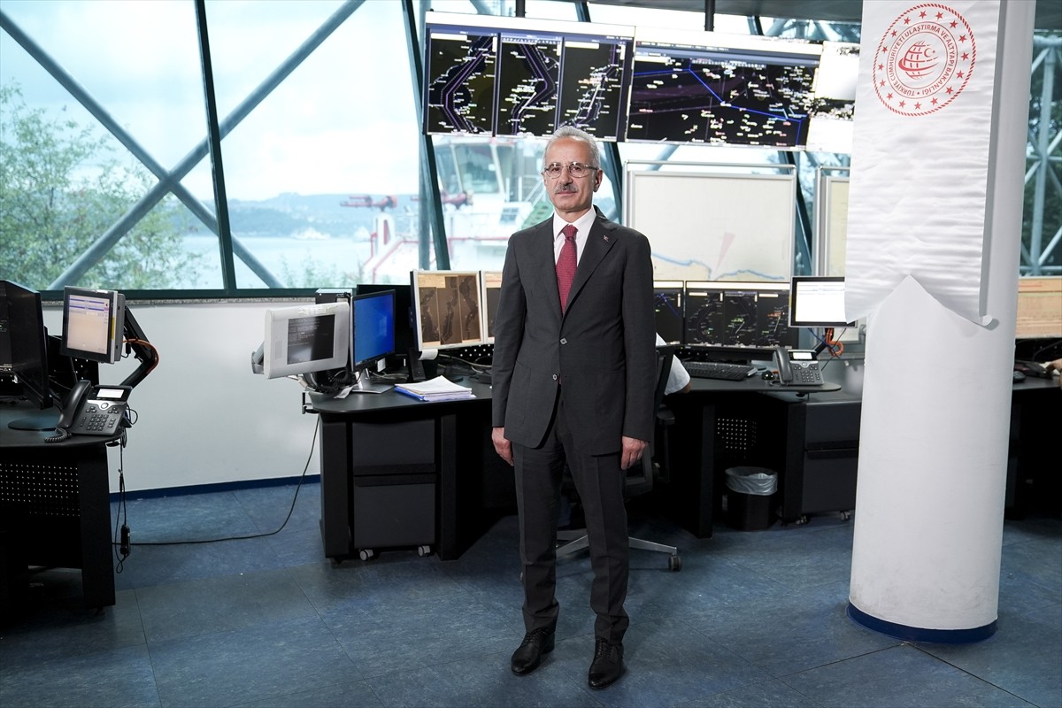 Ulaştırma ve Altyapı Bakanı Abdulkadir Uraloğlu (sağ 2), İstanbul Boğazı'nın güvenliğini sağlayan...