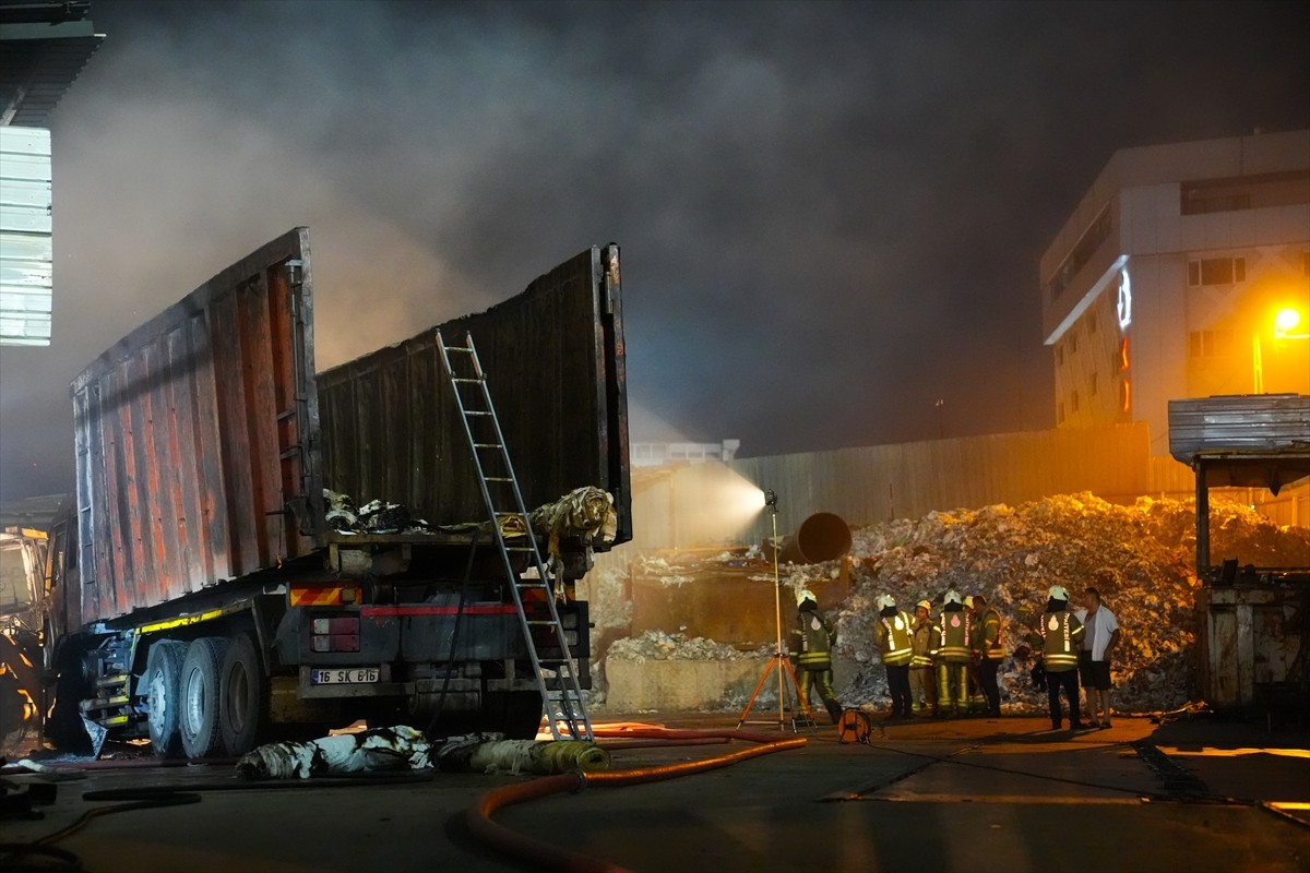 Ümraniye'de kağıt geri dönüşüm tesisinde çıkan yangın itfaiye ekiplerince söndürüldü.