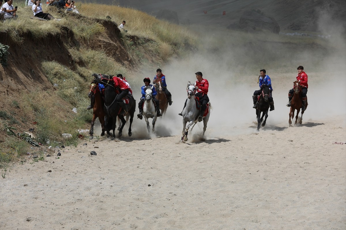 Van'ın Erciş ilçesinde yaşayan Kırgızlar, son hanları Rahmankul Han'ı doğumunun 110. yılında...
