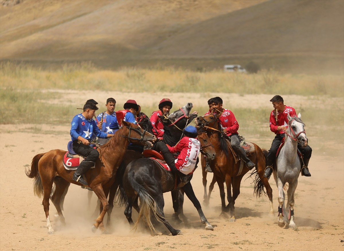 Van'ın Erciş ilçesinde yaşayan Kırgızlar, son hanları Rahmankul Han'ı doğumunun 110. yılında...