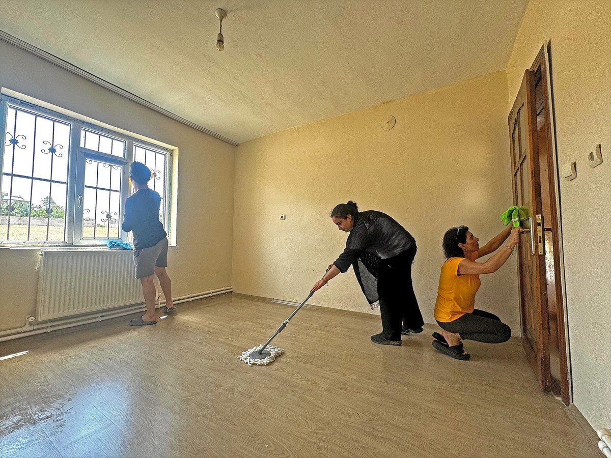 Van'ın İpekyolu ilçesinde Aile ve Sosyal Hizmetler İl Müdürlüğü görevlileri ile gönüllüler, sağlık...