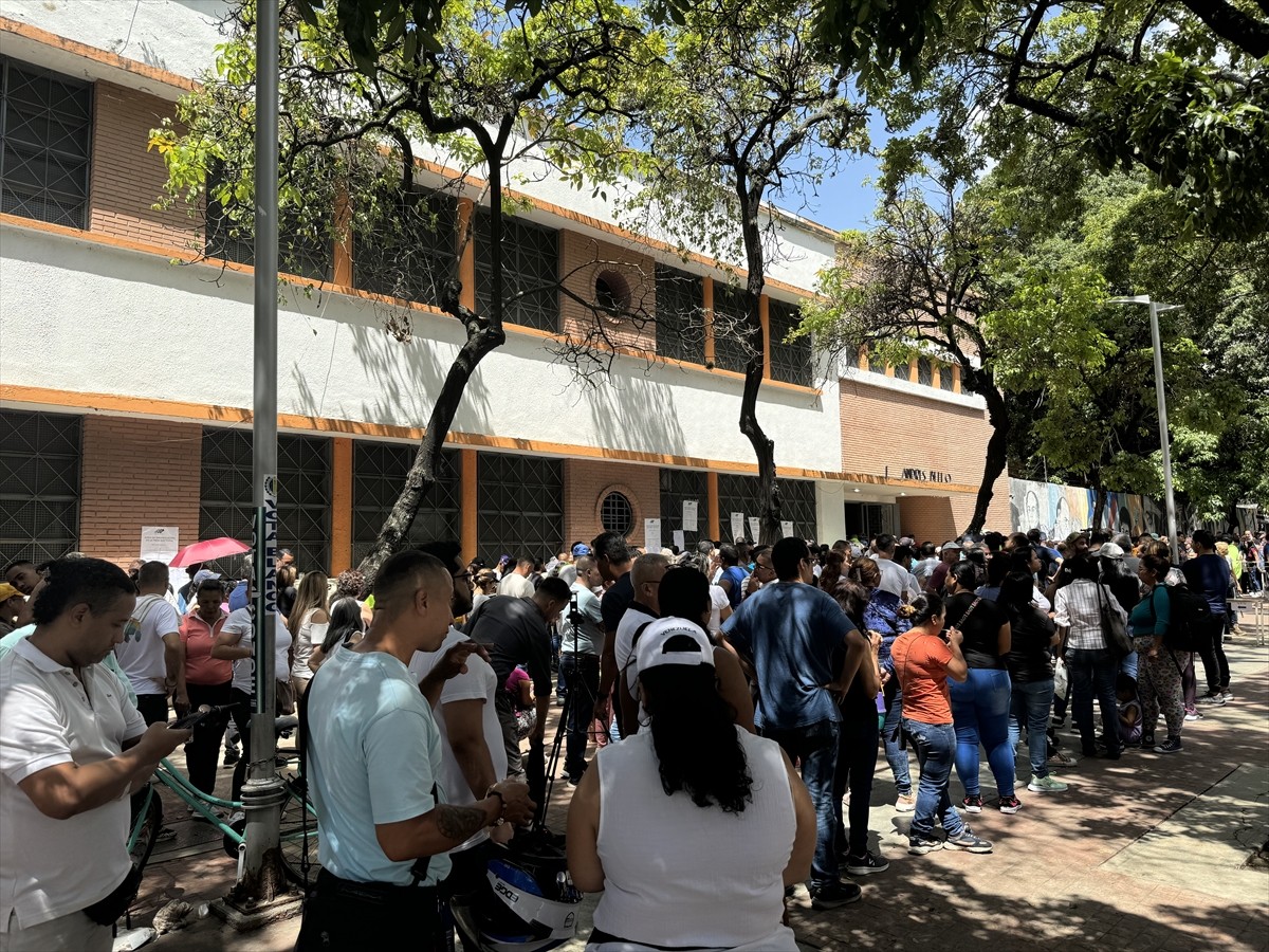 Venezuela'da devlet başkanı seçiminde halk, sandıklara yoğun ilgi gösteriyor. Yerel saatte...