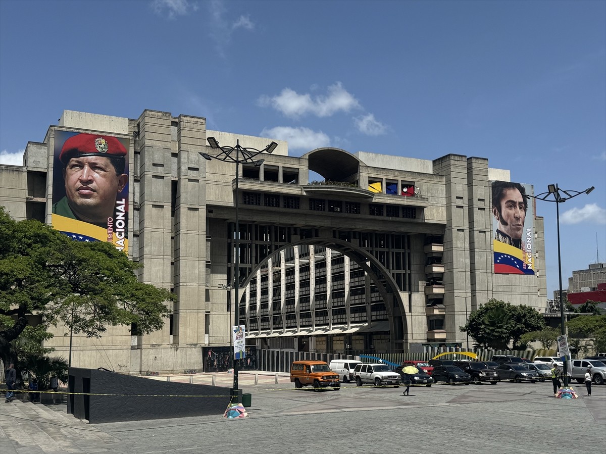 Venezuela'da devlet başkanı seçiminde halk, sandıklara yoğun ilgi gösteriyor. Yerel saatte...