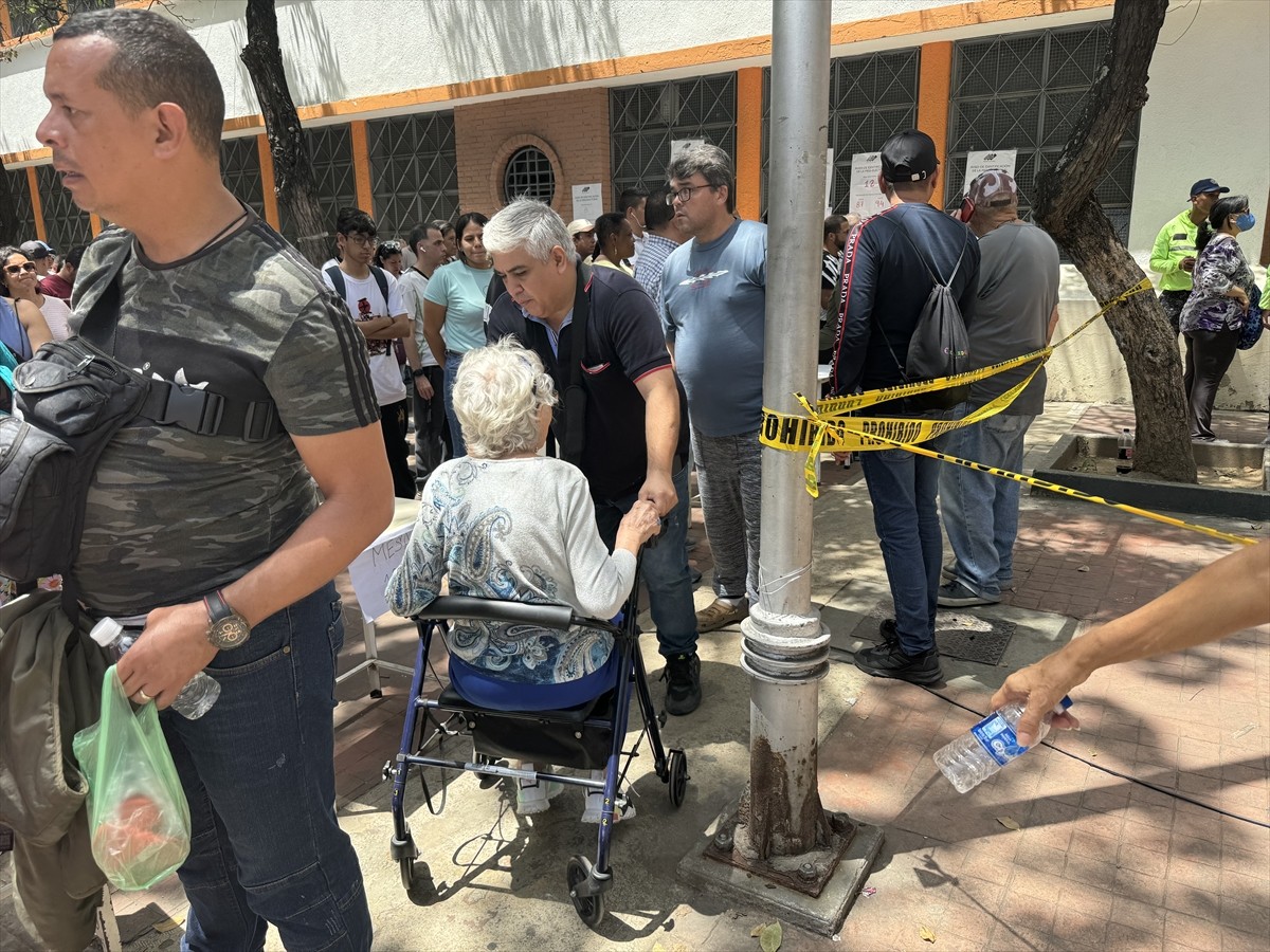 Venezuela'da devlet başkanı seçiminde halk, sandıklara yoğun ilgi gösteriyor. Yerel saatte...