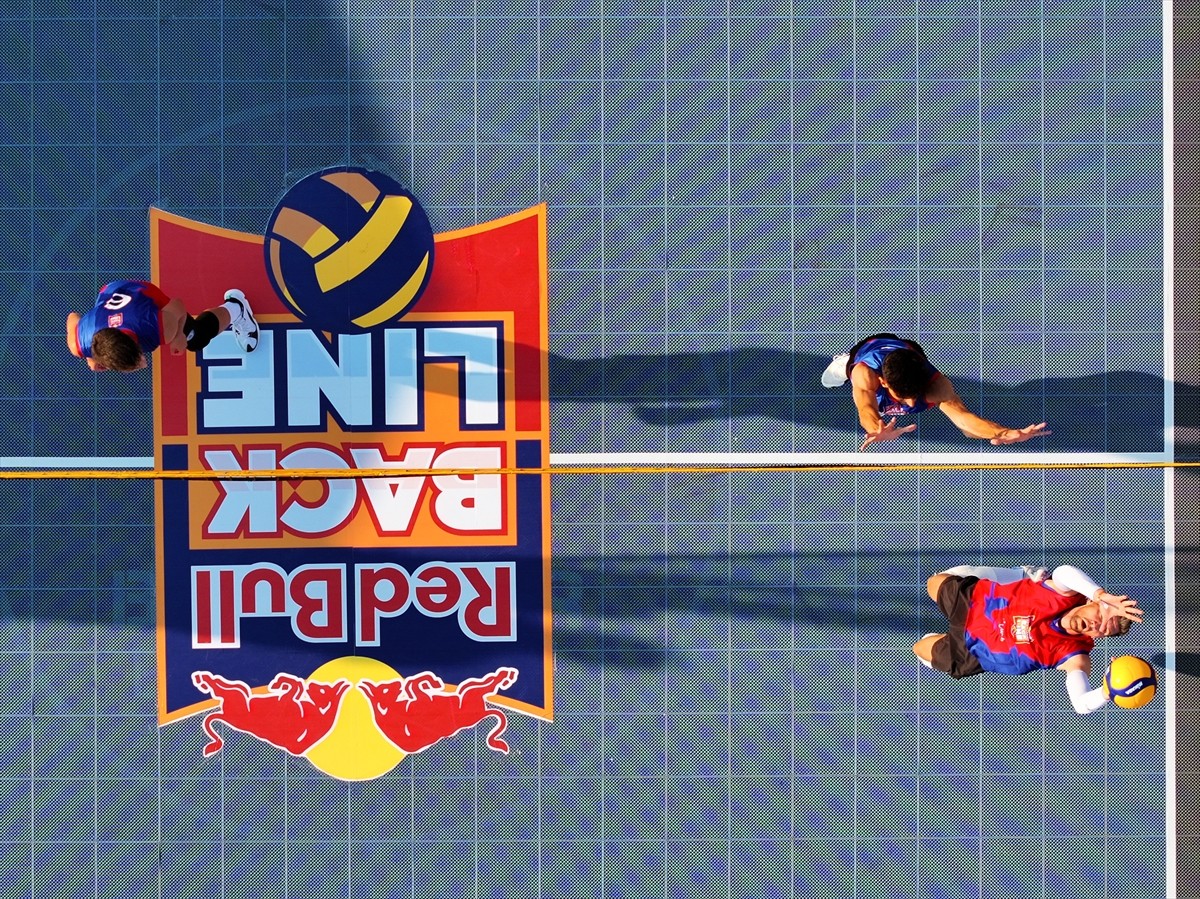 Voleybol branşının sokaklara taşıması amacıyla düzenlenen Red Bull Back Line'nın İzmir'deki...