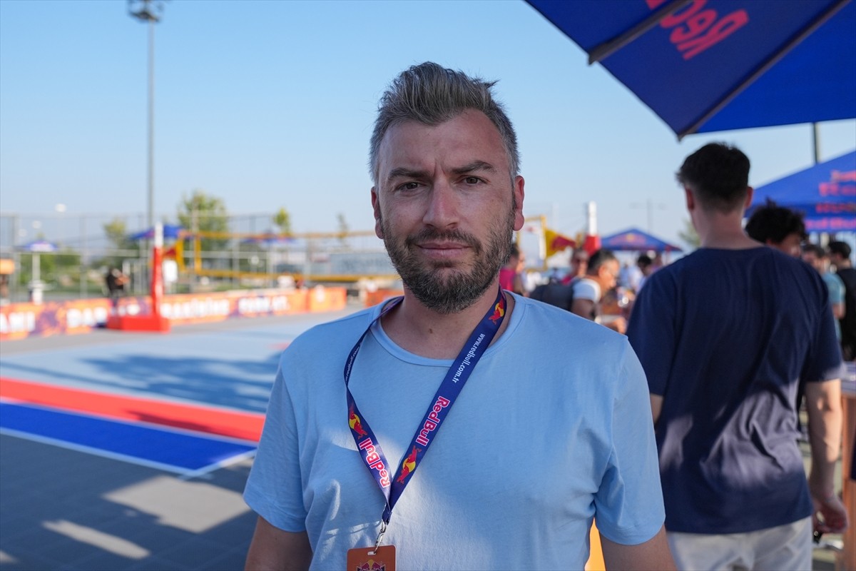 Voleybol branşının sokaklara taşıması amacıyla düzenlenen Red Bull Back Line'nın İzmir'deki...