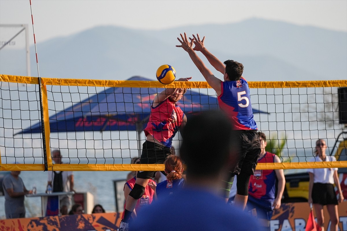 Voleybol branşının sokaklara taşıması amacıyla düzenlenen Red Bull Back Line'nın İzmir'deki...