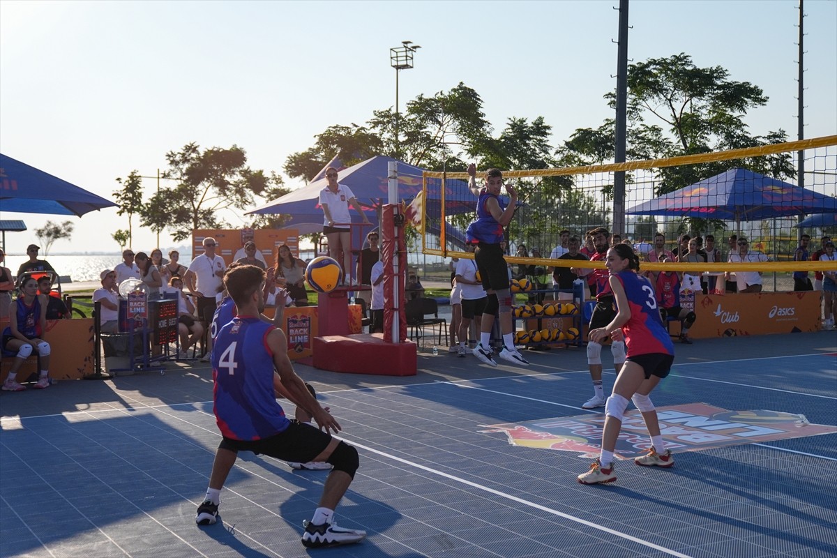 Voleybol branşının sokaklara taşıması amacıyla düzenlenen Red Bull Back Line'nın İzmir'deki...