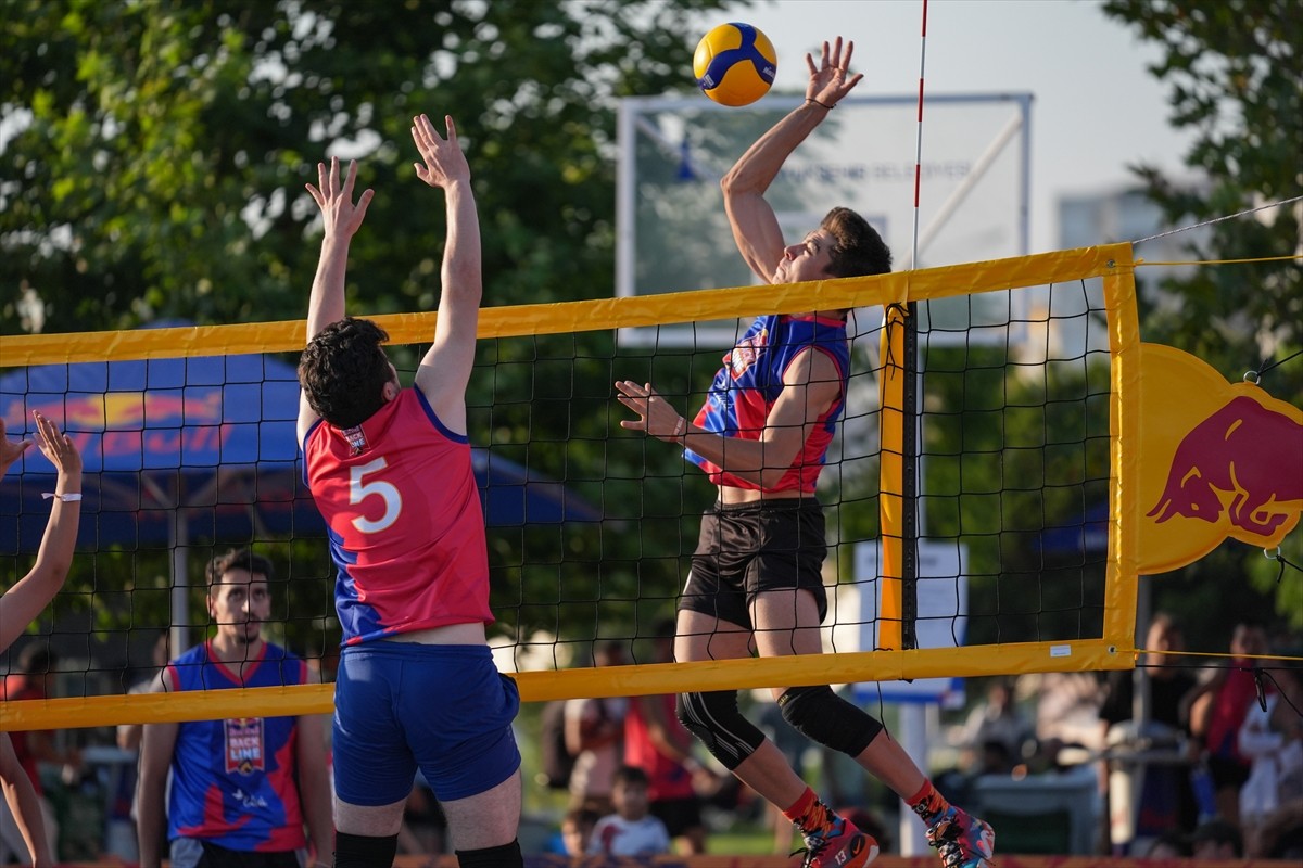 Voleybol branşının sokaklara taşıması amacıyla düzenlenen Red Bull Back Line'nın İzmir'deki...