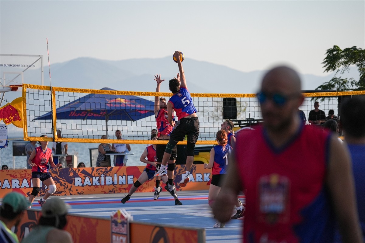 Voleybol branşının sokaklara taşıması amacıyla düzenlenen Red Bull Back Line'nın İzmir'deki...