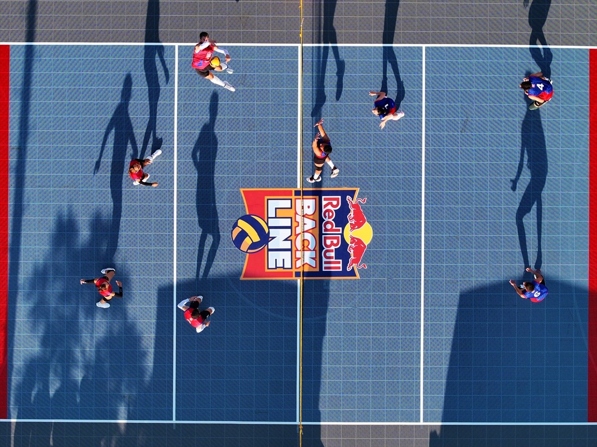Voleybol branşının sokaklara taşıması amacıyla düzenlenen Red Bull Back Line'nın İzmir'deki...