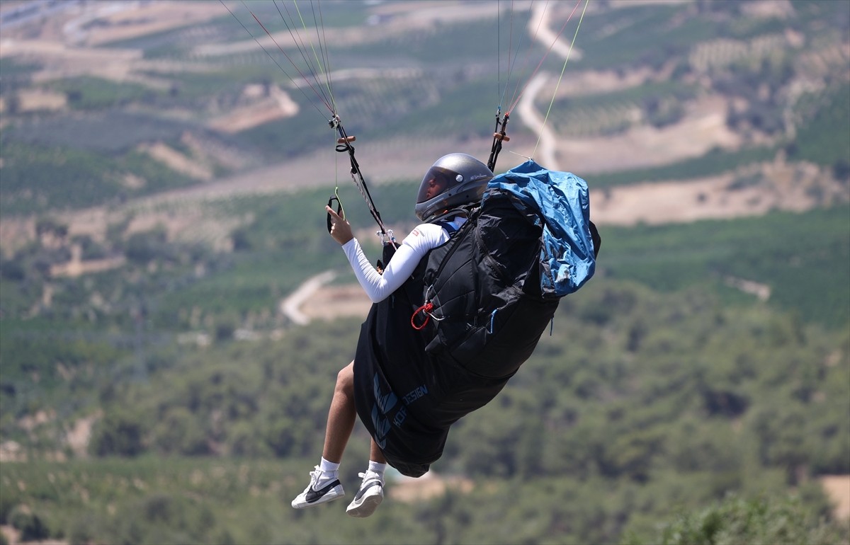 Yamaç paraşütünde ulusal ve bölgesel yarışlardaki başarısıyla 17 yaşında milli takıma seçilen Utku...