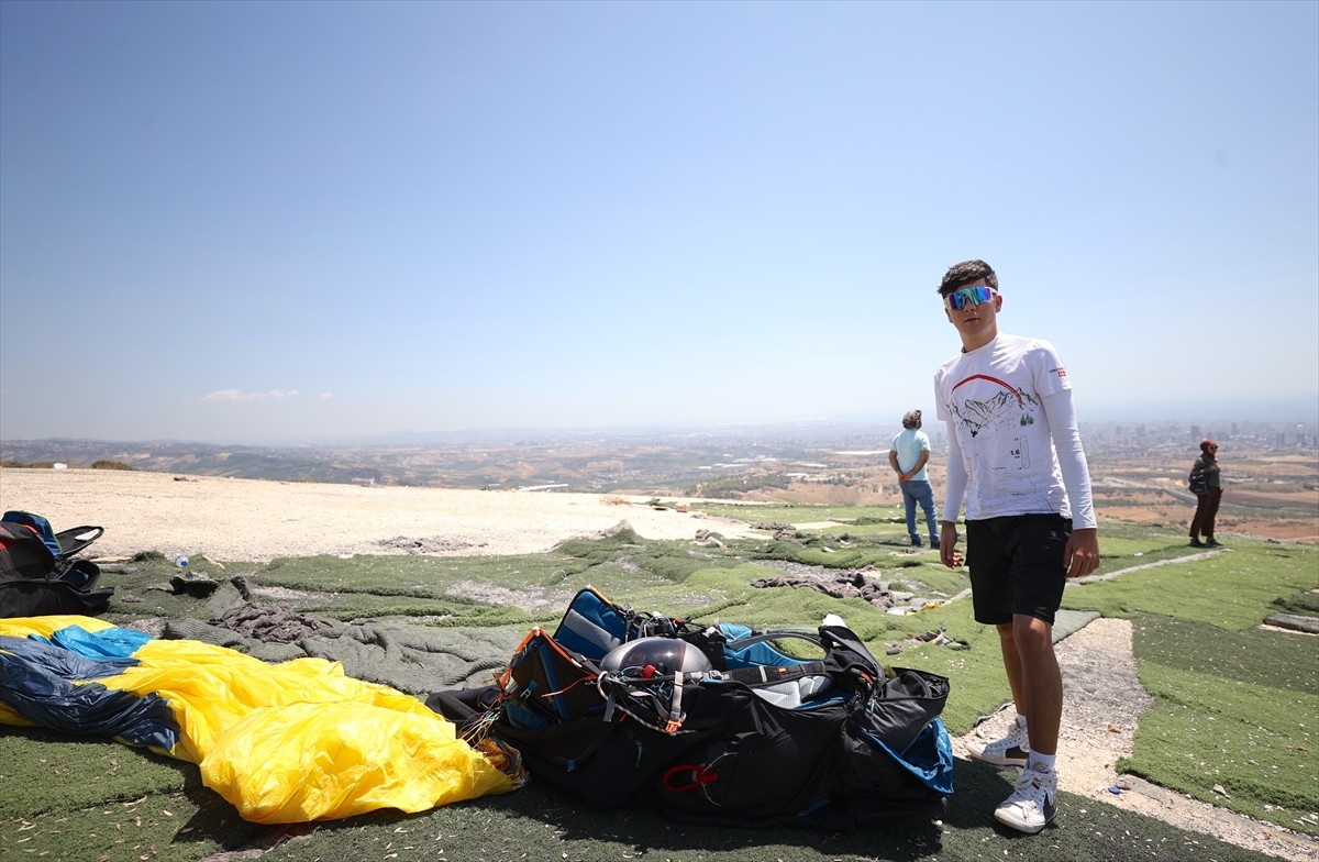 Yamaç paraşütünde ulusal ve bölgesel yarışlardaki başarısıyla 17 yaşında milli takıma seçilen Utku...