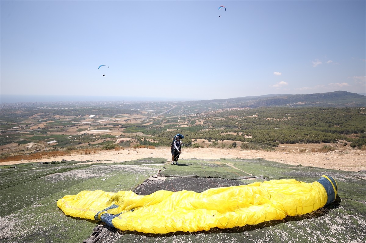 Yamaç paraşütünde ulusal ve bölgesel yarışlardaki başarısıyla 17 yaşında milli takıma seçilen Utku...