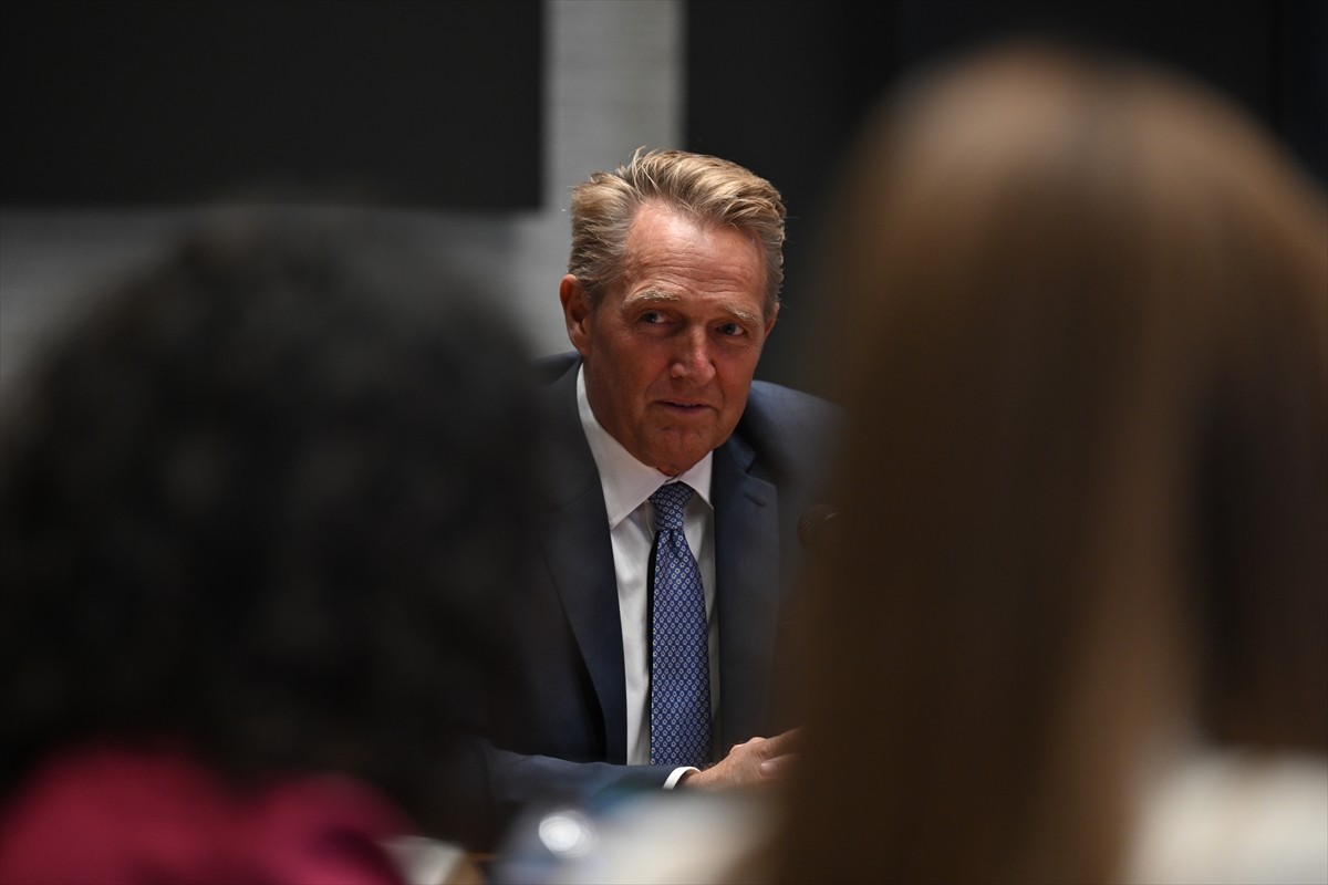 ABD'nin Ankara Büyükelçisi Jeff Flake, Ankara'da ABD Büyükelçiliği'nde basın mensuplarıyla bir...