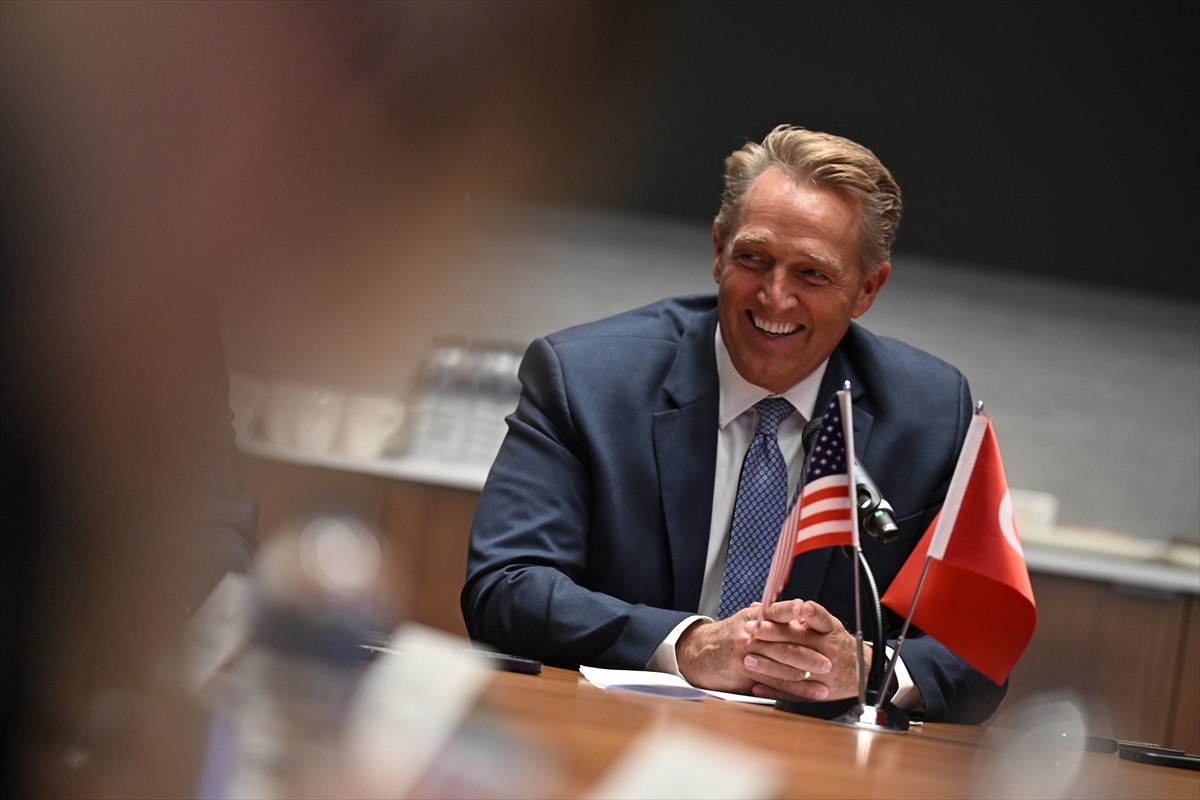 ABD'nin Ankara Büyükelçisi Jeff Flake, Ankara'da ABD Büyükelçiliği'nde basın mensuplarıyla bir...