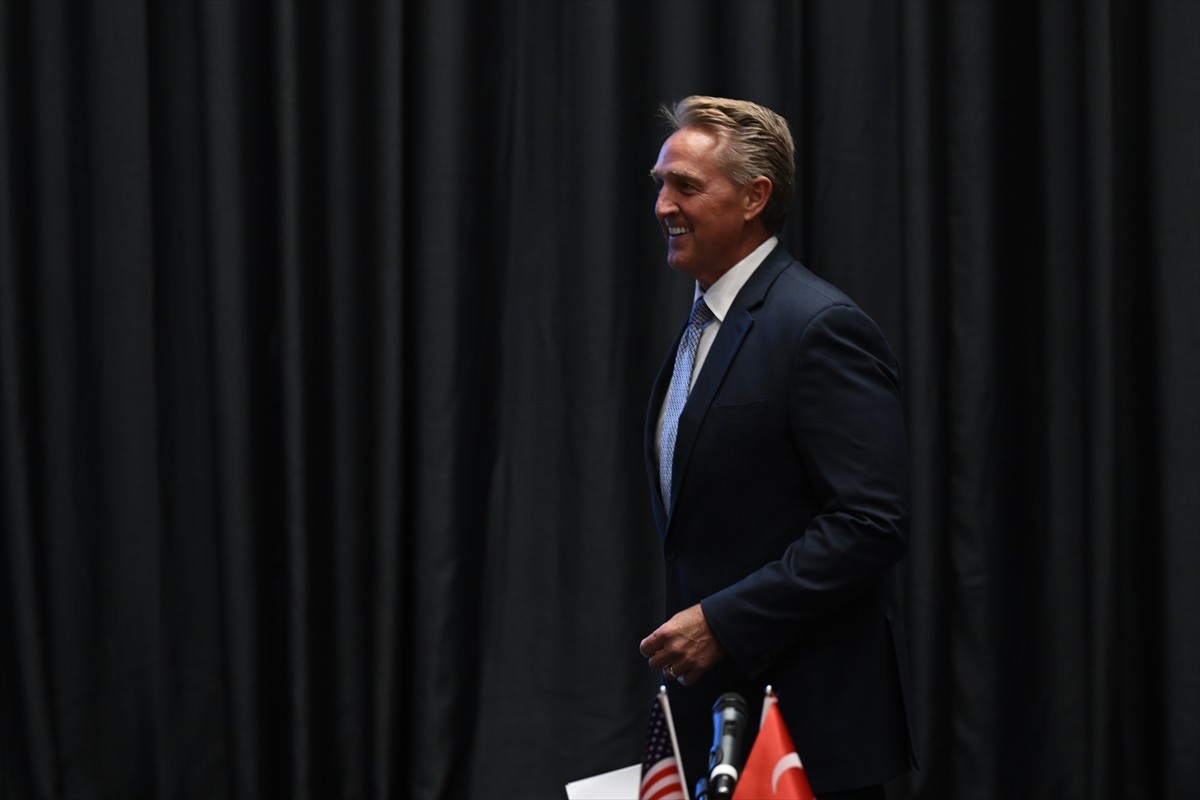 ABD'nin Ankara Büyükelçisi Jeff Flake, Ankara'da ABD Büyükelçiliği'nde basın mensuplarıyla bir...