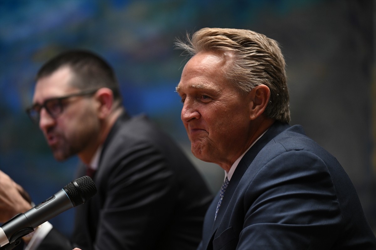 ABD'nin Ankara Büyükelçisi Jeff Flake, Ankara'da ABD Büyükelçiliği'nde basın mensuplarıyla bir...