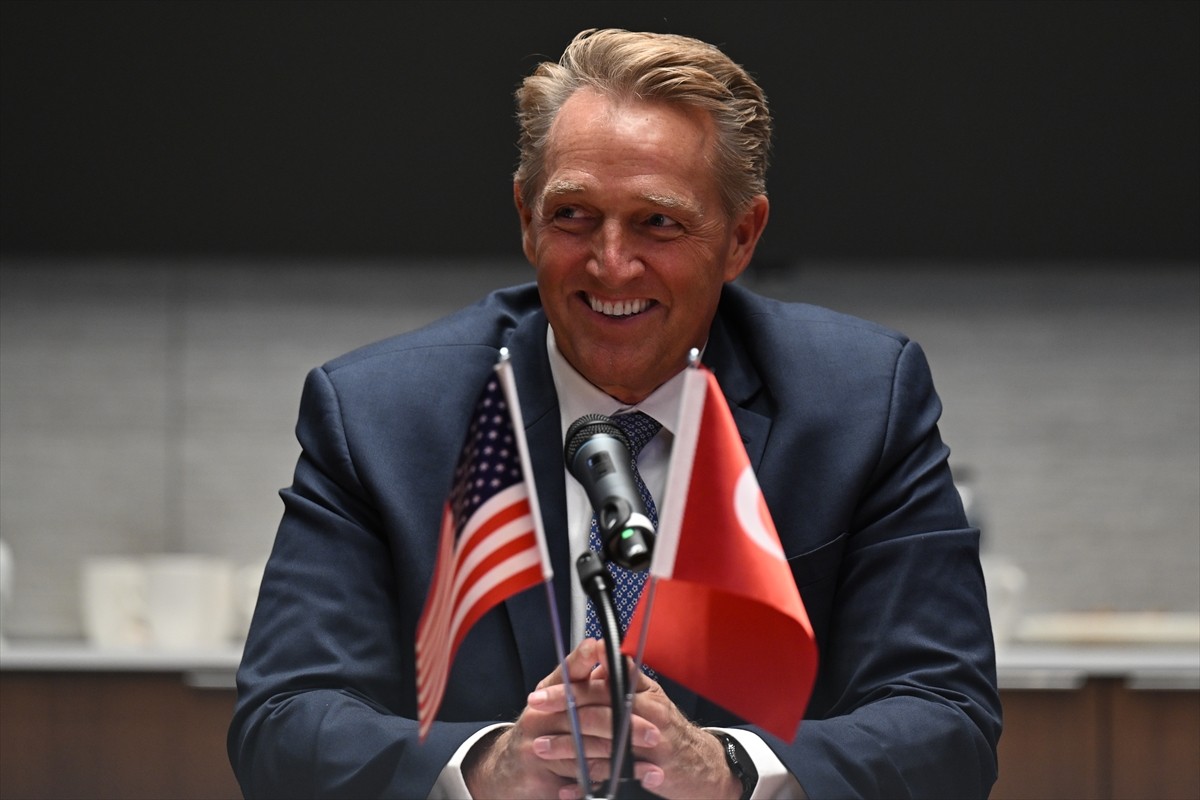 ABD'nin Ankara Büyükelçisi Jeff Flake, Ankara'da ABD Büyükelçiliği'nde basın mensuplarıyla bir...