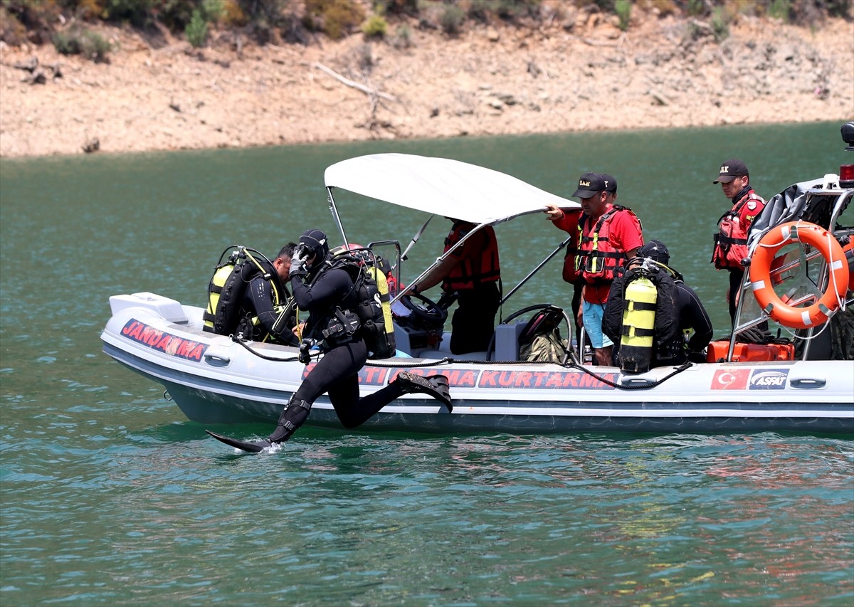 Adana'nın Kozan ilçesinde, 2 Ağustos'ta orman yangınına müdahale ederken baraj gölüne düşen...