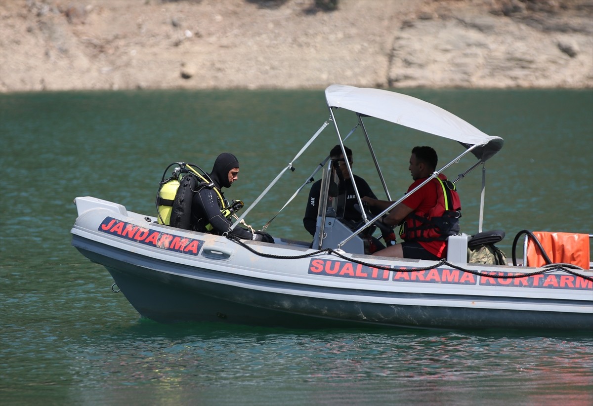 Adana'nın Kozan ilçesinde, 2 Ağustos'ta orman yangınına müdahale ederken baraj gölüne düşen...