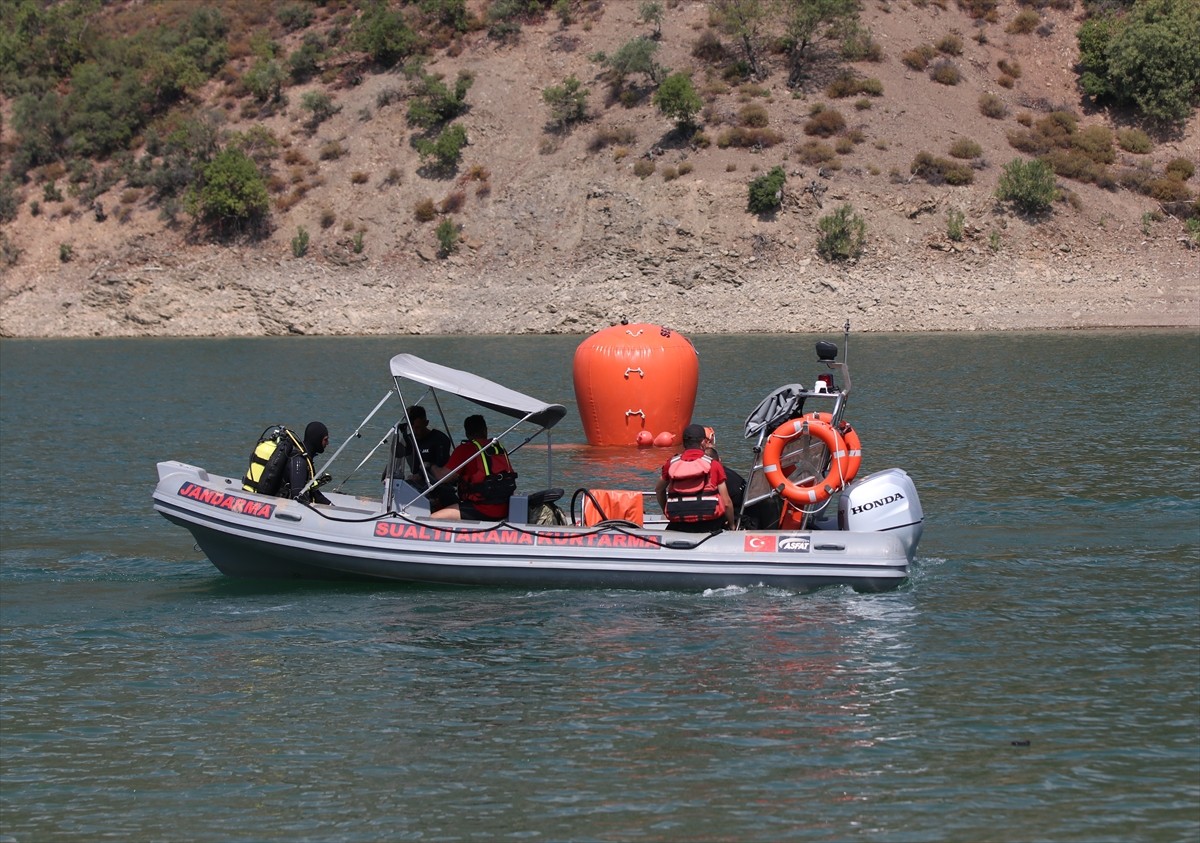 Adana'nın Kozan ilçesinde, 2 Ağustos'ta orman yangınına müdahale ederken baraj gölüne düşen...
